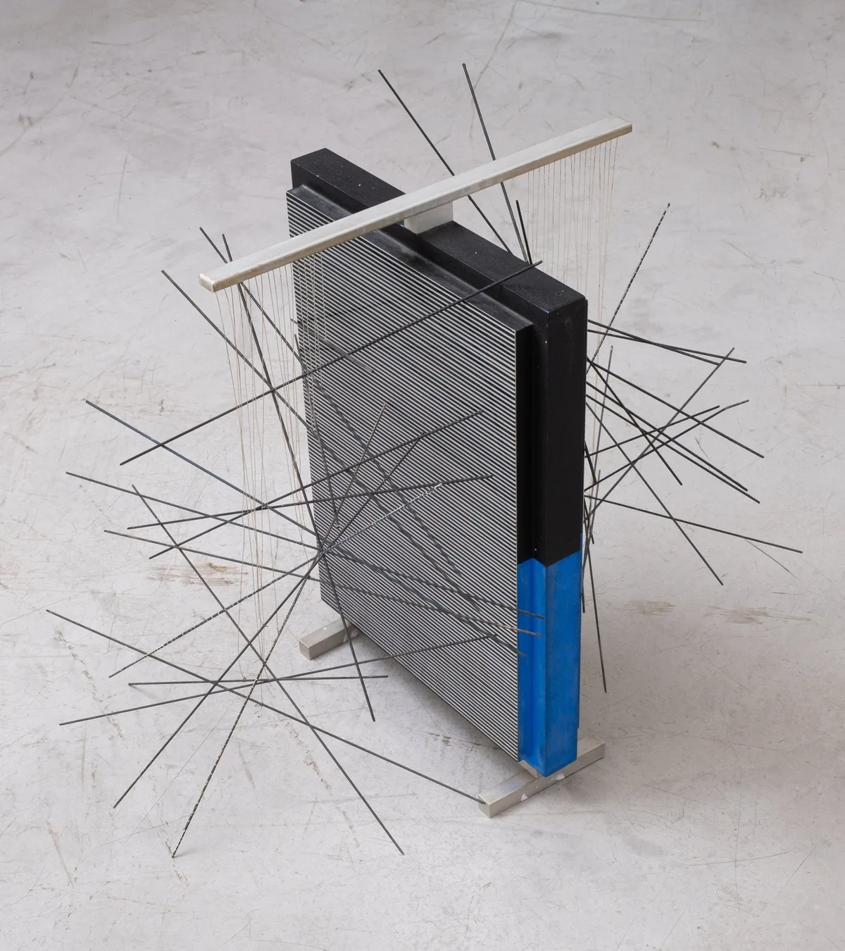 Biface — Jesús-Rafael Soto